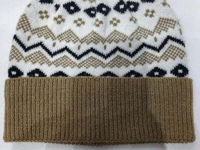 Gefaltete Fair-Isle-Wintermütze mit beigem Umschlagbund, weißem Oberteil und marine-beigem Chevron-Blumenjacquard-Muster