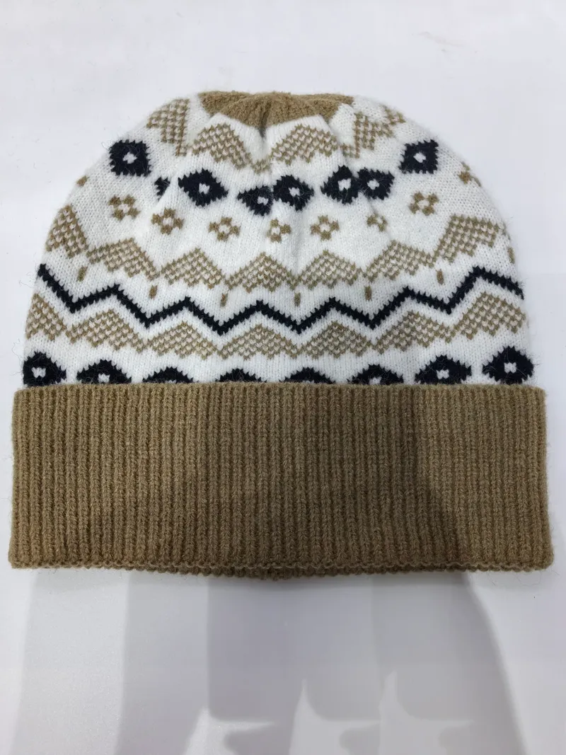 Gefaltete Fair-Isle-Wintermütze mit beigem Umschlagbund, weißem Oberteil und marine-beigem Chevron-Blumenjacquard-Muster