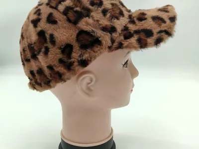 Leoparden-Baseball-Cap aus Kunstfell auf einer Hutpräsentation im Seitenprofil, beige-braunes Tiermuster