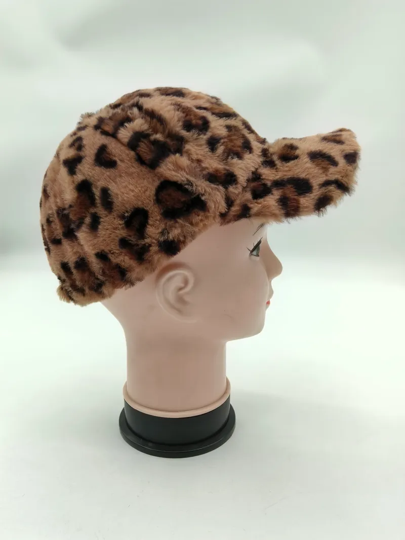 Leoparden-Baseball-Cap aus Kunstfell auf einer Hutpräsentation im Seitenprofil, beige-braunes Tiermuster