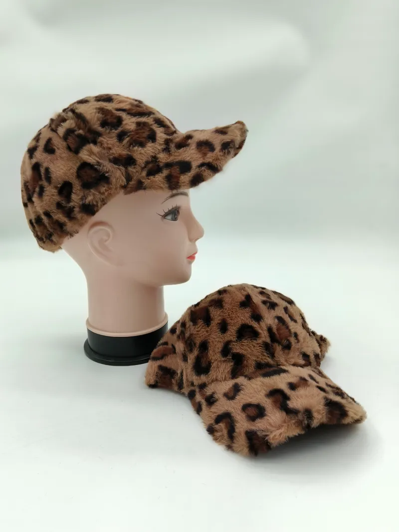 Zwei Kunstfell-Baseball-Caps im Leopardenmuster in Hellbraun und Dunkelbraun, eine auf Hutpräsentation und eine flach