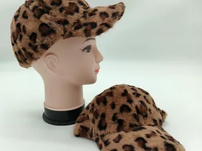 Zwei Kunstfell-Baseball-Caps im Leopardenmuster in Hellbraun und Dunkelbraun, eine auf Hutpräsentation und eine flach