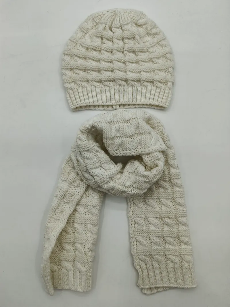 Cremefarbenes Zopfmuster-Beanie-Set mit langer Strickschal-Ergänzung, Flachaufnahme auf weißem Hintergrund