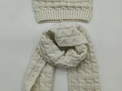 Cremefarbenes Zopfmuster-Beanie-Set mit langer Strickschal-Ergänzung, Flachaufnahme auf weißem Hintergrund