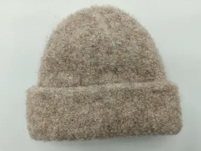 Beige-oatmeal Bouclé-Strickmütze mit Umschlag und flauschiger Garnstruktur, Draufsicht auf weißem Hintergrund