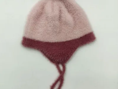Altrosa flauschige Strickmütze mit Ohrklappen, dunkelmauvefarbenem Pompon und Bindebändern, Flachaufnahme