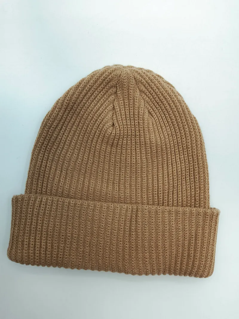 Warme Beige-Braun Strickmütze mit Rippenoptik und breitem Umschlagkrempe, flach fotografiert auf weißem Grund