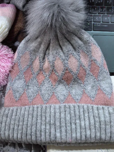 Graue und rosafarbene Strickmütze mit Argyle-Rautenmuster und großem Kunstfell-Bombon oben