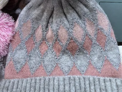 Graue und rosafarbene Strickmütze mit Argyle-Rautenmuster und großem Kunstfell-Bombon oben
