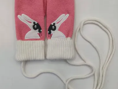 Rosa gestrickte Kleinkind-Handschuhe mit schwarz-weißem Hasen-Motiv, weißen Rippenbündchen und langer Verbindungsschnur