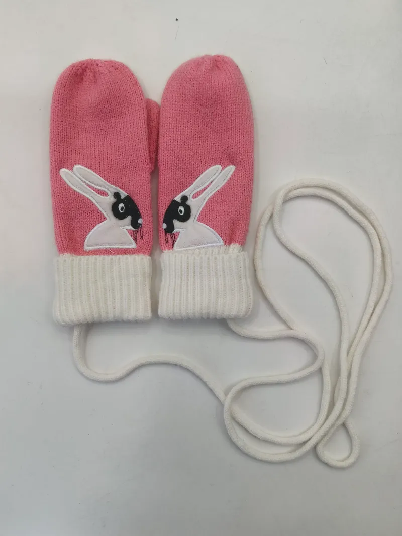 Rosa gestrickte Kleinkind-Handschuhe mit schwarz-weißem Hasen-Motiv, weißen Rippenbündchen und langer Verbindungsschnur