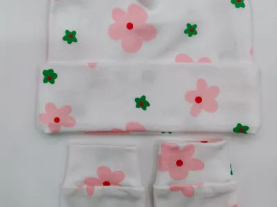 Weißes Baumwoll-Baby-Set mit Bärenmütze und passenden Fäustlingen in rosa-grünem Blumenprint