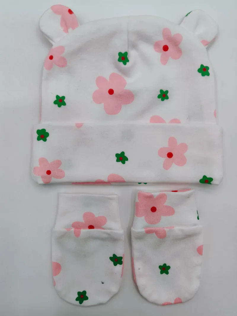 Weißes Baumwoll-Baby-Set mit Bärenmütze und passenden Fäustlingen in rosa-grünem Blumenprint