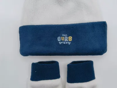 Marineblau-cremefarbenes Baby-Fleece-Set mit Bärenmütze und passenden Söckchen, bestickt mit Mon Ours Grizzly Schriftzug