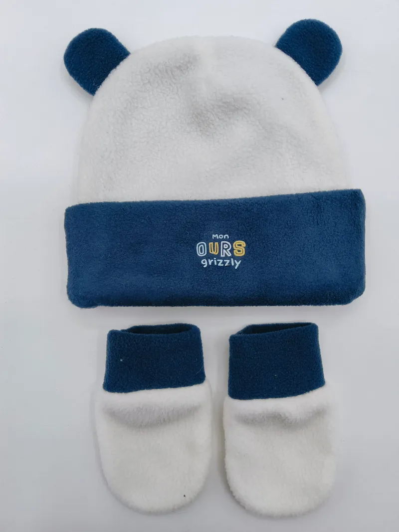 Marineblau-cremefarbenes Baby-Fleece-Set mit Bärenmütze und passenden Söckchen, bestickt mit Mon Ours Grizzly Schriftzug