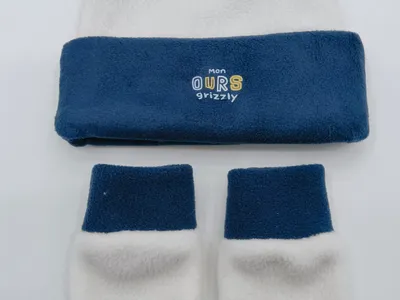 Weiche Fleece-Babymütze mit niedlichen Bärenohren in Dunkelblau und Weiß, Set mit passenden Babyhandschuhen, Aufschrift Mon Ours Grizzly