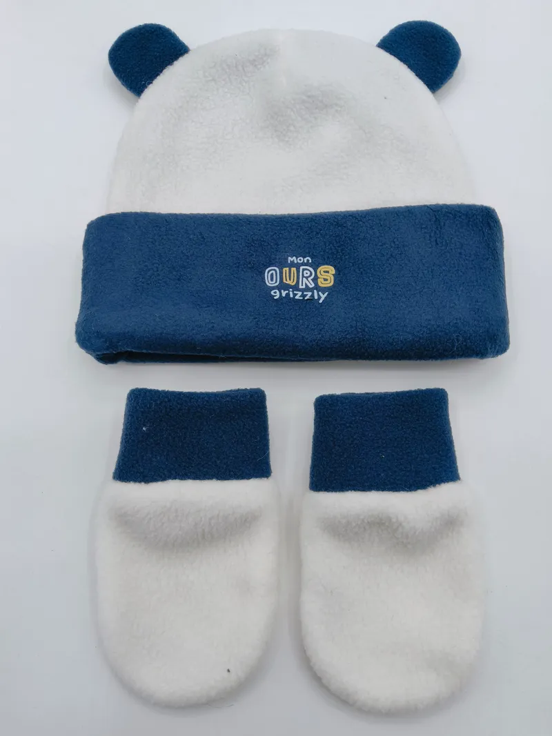 Weiche Fleece-Babymütze mit niedlichen Bärenohren in Dunkelblau und Weiß, Set mit passenden Babyhandschuhen, Aufschrift Mon Ours Grizzly