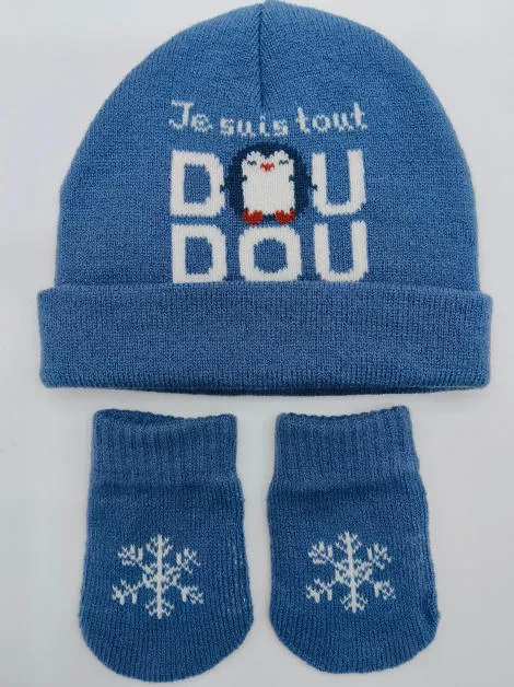 Blaues gestricktes Baby-Set aus Mütze und Handschuhen mit Pinguin-Grafik und Schneeflockendesign auf hellem Untergrund