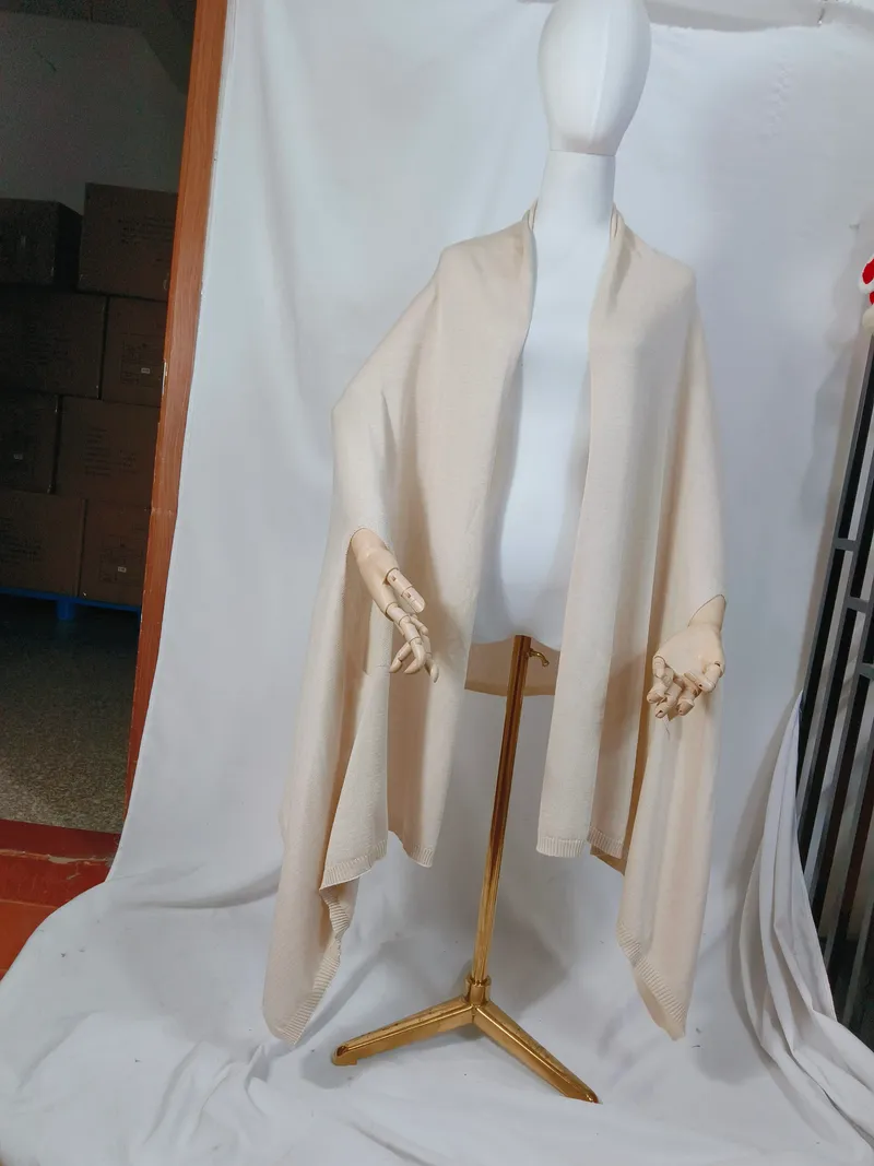 Cremefarbenes, elfenbeinfarbenes Feinstrick-Ruana-Cape mit offenem Vorderteil, gerippten Kanten und weitem Schnitt auf einer Schneiderpuppe