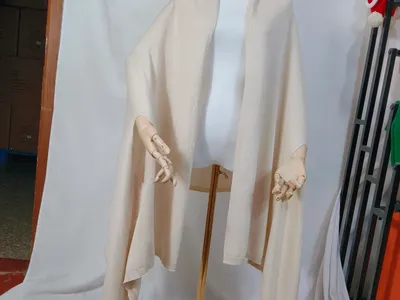 Helles elfenbeinfarbenes Feinstrick-Wickelshawl mit offenem Vorderteil, geripptem Saum und weitem Überwurf-Schnitt auf Schneiderpuppe