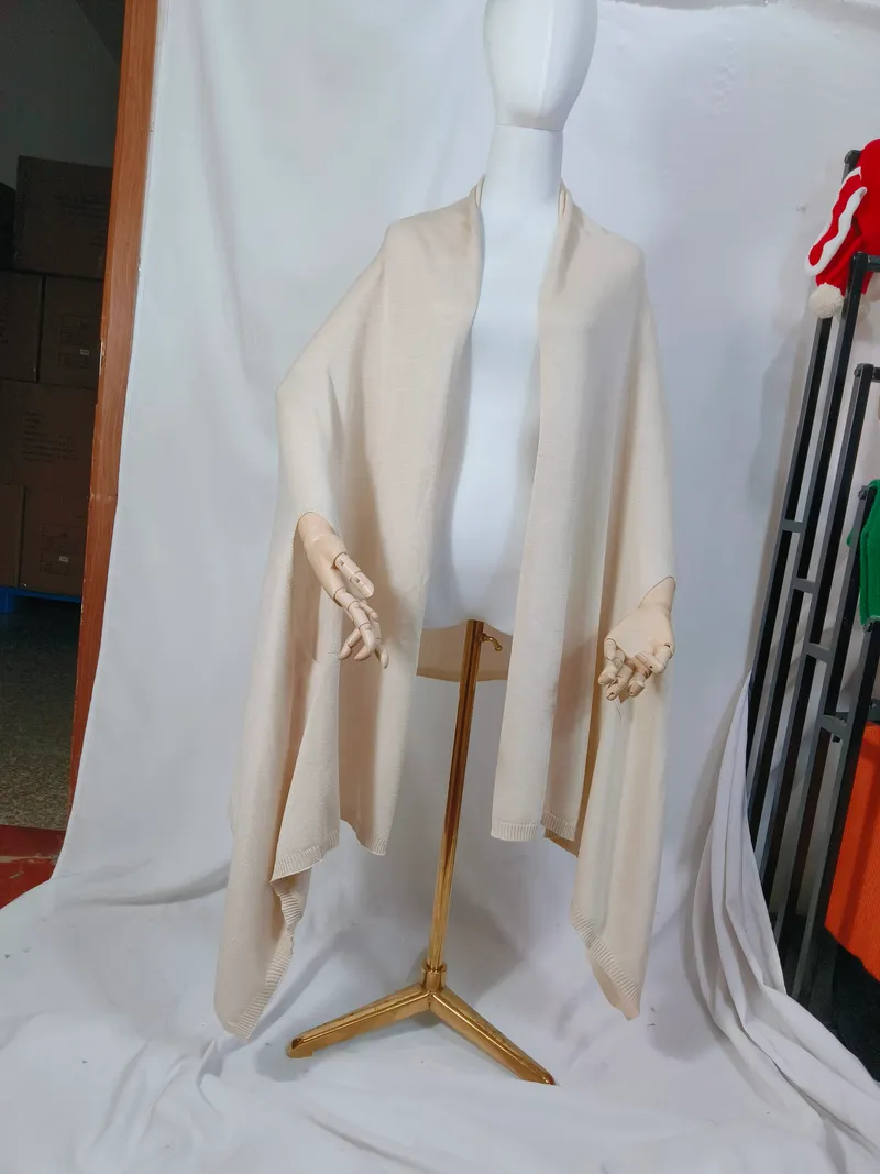 Helles elfenbeinfarbenes Feinstrick-Wickelshawl mit offenem Vorderteil, geripptem Saum und weitem Überwurf-Schnitt auf Schneiderpuppe
