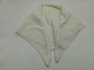 Elfenbein cremefarbener gestrickter Wickelschal mit spitzen Enden, dekorativem Muschelrand und offenem Kragen-Detail auf weißem Hintergrund