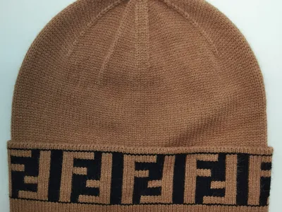Kamelbraune Feinstrick-Beanie mit umgeschlagenem Bund und sich wiederholendem schwarzem geometrischen Monogramm-Muster