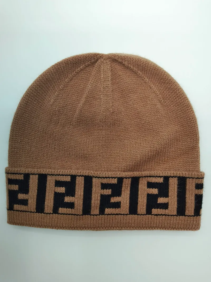 Kamelbraune Feinstrick-Beanie mit umgeschlagenem Bund und sich wiederholendem schwarzem geometrischen Monogramm-Muster