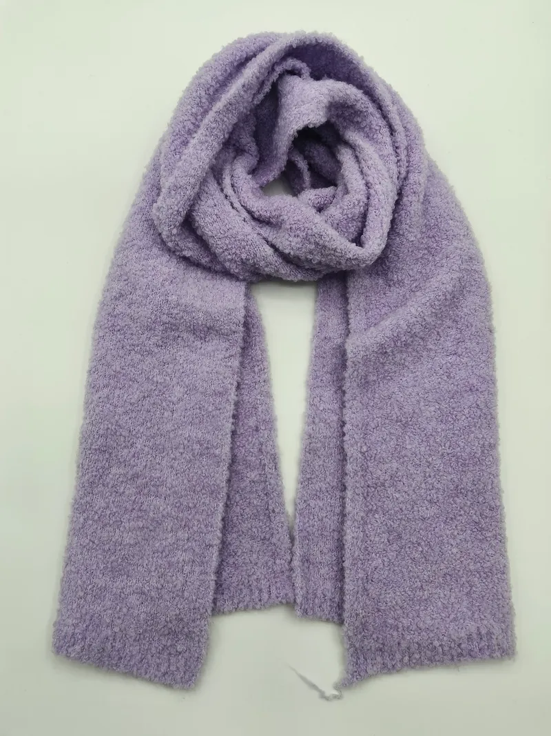 Weicher fliedervioletter Boucle-Strickschal locker aufgewickelt auf weißem Hintergrund mit fluffiger Gewebetextur und gerippten Enden