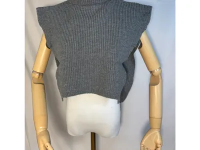 Ärmellose Strickweste in Grau mit Rollkragen und Rippenstruktur auf einer Schaufensterpuppe mit Holzarmen