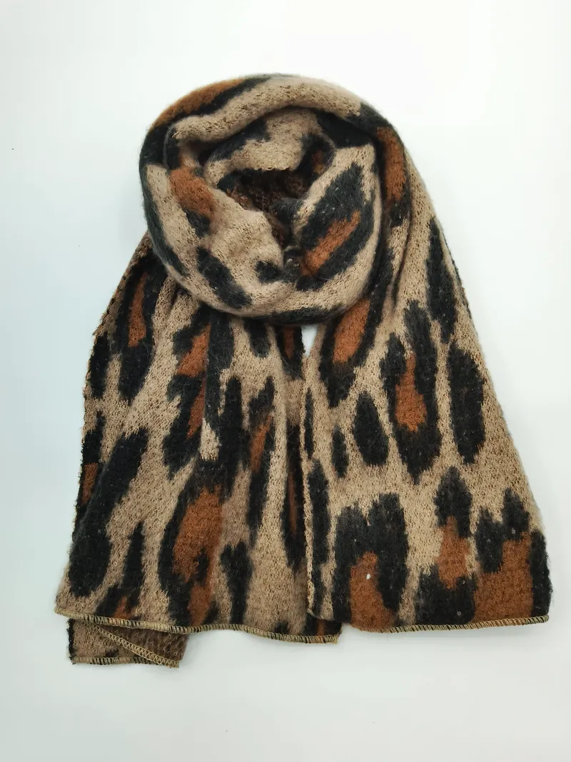 Aufgerollter Flauschstrickschal mit weichem Leopardenmuster in warmen Beige-, Braun- und Schwarztönen