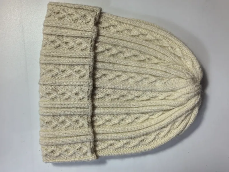Warme Strickmütze in Elfenbeinweiß mit klassischem Zopfmuster und breitem Krempenumschlag aus weicher Wolle