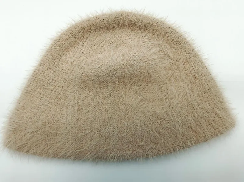 Beiger Fischerhut aus flauschigem Wimpernstrickstoff mit weicher, pelziger Oberfläche auf weißem Hintergrund