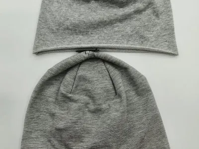 Zwei weiche Slouch-Mützen aus Jersey-Strick in Graumelange, Vorder- und Rückansicht auf weißem Untergrund