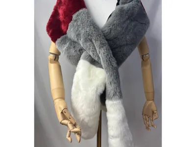 Flauschiger Kunstfell-Umhangschal in den Farben Weinrot, Hellgrau und Cremeweiß, drapiert auf einer Schneiderpuppe