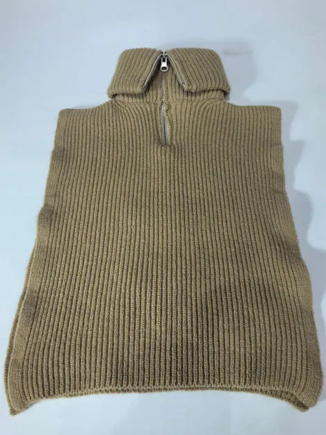 Ärmellose Strickponcho-Weste in warmem Kamelorange mit silberfarbenem Halbzipper am Stehkragen, flach auf weißem Untergrund