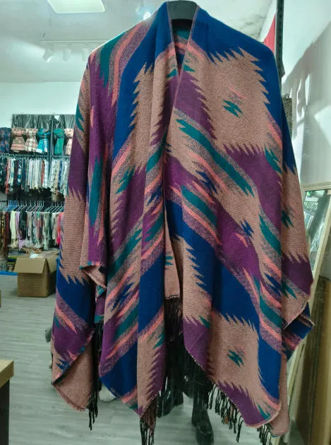 Großer Boho-Poncho mit Zickzack-Aztekenmuster in Blau, Lila, Petrol und Pink mit schwarzem Fransensaum