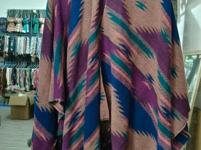 Großer Boho-Poncho mit Zickzack-Aztekenmuster in Blau, Lila, Petrol und Pink mit schwarzem Fransensaum