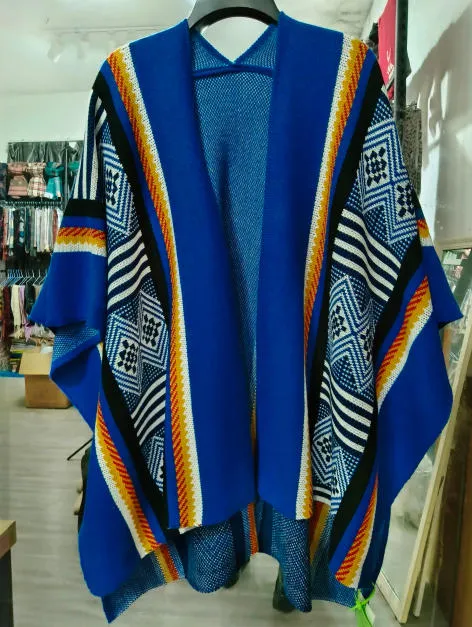 Offener Strick-Kimono-Cardigan in Royalblau mit geometrischem Diamantmuster in Weiß, Schwarz und Orange auf Kleiderbügel