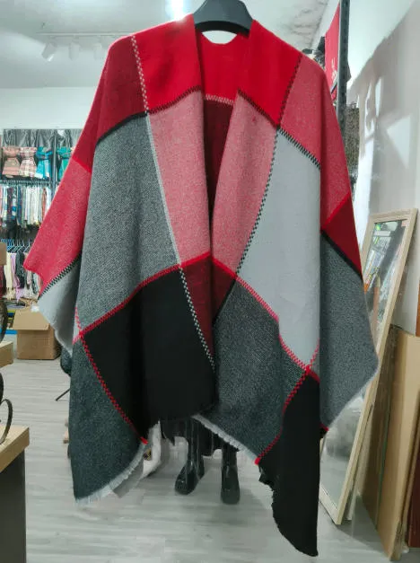 Großer Webe-Poncho mit geometrischem Colorblock-Muster in Rot, Grau und Schwarz auf Kleiderbügel