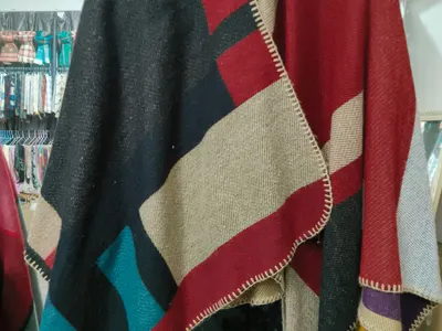 Oversize-Wollmix-Poncho mit geometrischem Colorblock-Muster in Anthrazit, Rot, Petrol und Beige mit Deckenrand-Zierstich