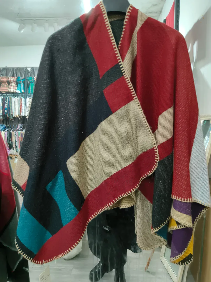 Oversize-Wollmix-Poncho mit geometrischem Colorblock-Muster in Anthrazit, Rot, Petrol und Beige mit Deckenrand-Zierstich