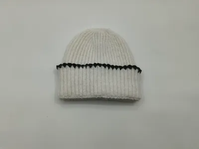 Cremeweiße Oversize-Strickmütze mit Umschlagbund und markant schwarzem Zierstich-Kontraststreifen