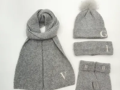 Hellgraues Winter-Accessoire-Set aus Rippenstrick mit Bommel-Beanie, langem Schal, Stirnband und Handschuhen mit gestickten Initialen