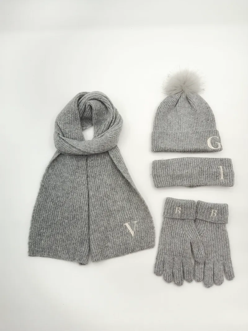 Hellgraues Winter-Accessoire-Set aus Rippenstrick mit Bommel-Beanie, langem Schal, Stirnband und Handschuhen mit gestickten Initialen