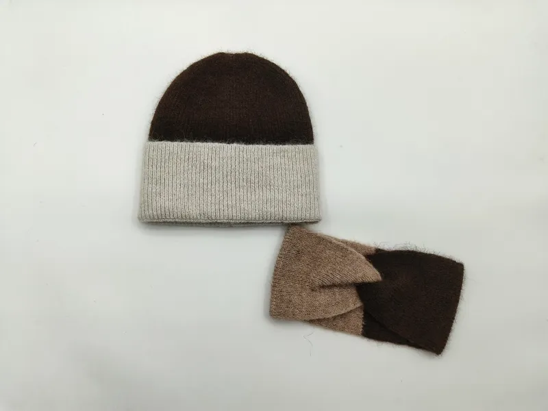 Zweifarbige Strickmütze in Dunkelbraun und Beige mit passenden fingerlosen Handschuhen in Taupe und Schokobraun auf weißem Hintergrund