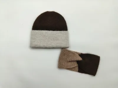 Zweifarbige Strickmütze in Dunkelbraun und Beige mit passenden fingerlosen Handschuhen in Taupe und Schokobraun auf weißem Hintergrund