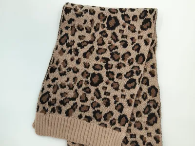 Gefalteter Strickschal mit Leopardenprint in Creme und Schwarz mit gerippten Abschlüssen auf weißem Hintergrund