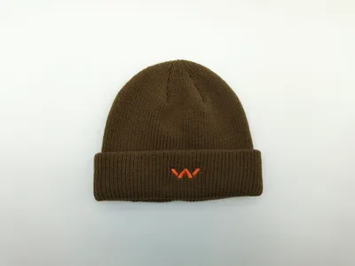 Olivgrüne Strickmütze mit Umschlagbündchen und kleinem orangenem Stickerei-Emblem, flach auf weißem Hintergrund fotografiert