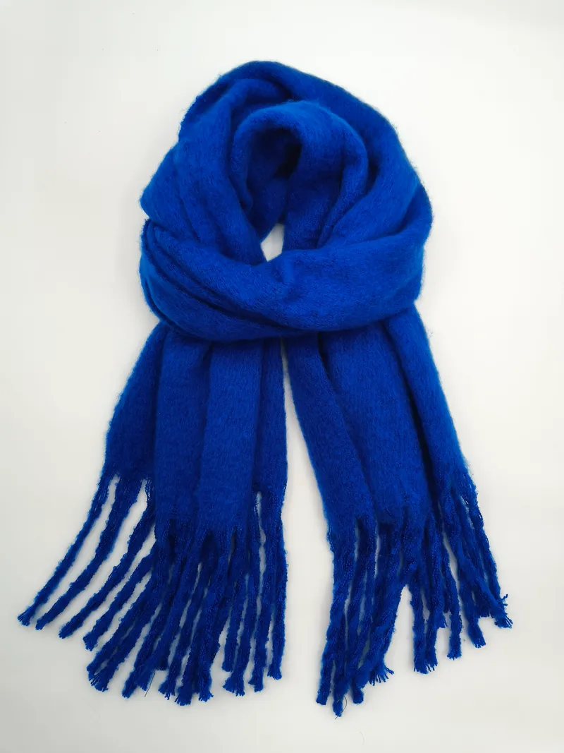 Royalblauer softer Mohair-Style-Schal locker drapiert mit langen gedrehten Fransenenenden auf weißem Hintergrund
